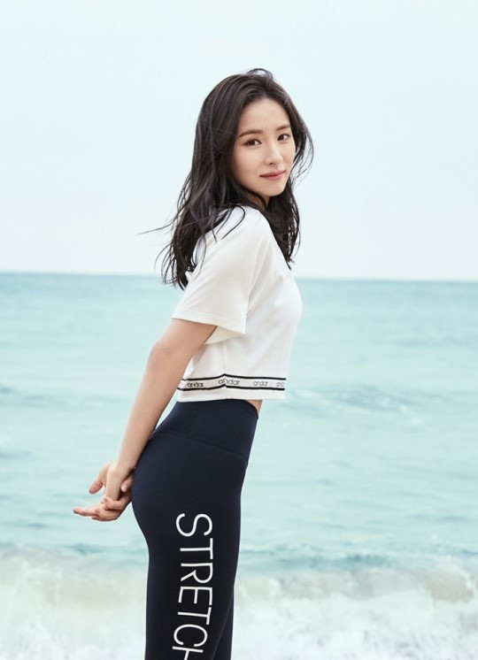 韩国女星申世京休闲运动服长发飘飘海边甜笑写真