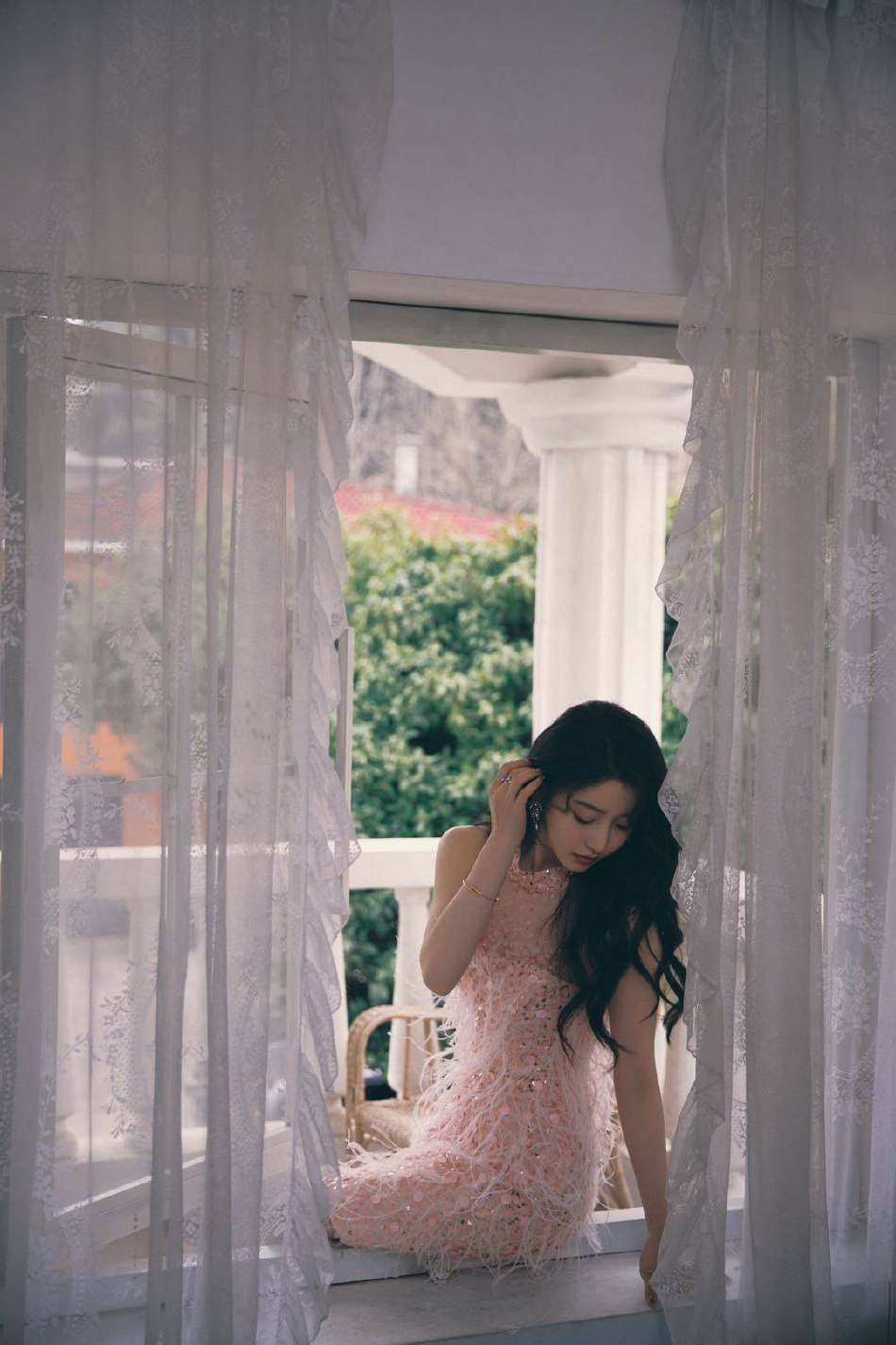 姜贞羽粉色羽毛短裙梦幻甜美写真