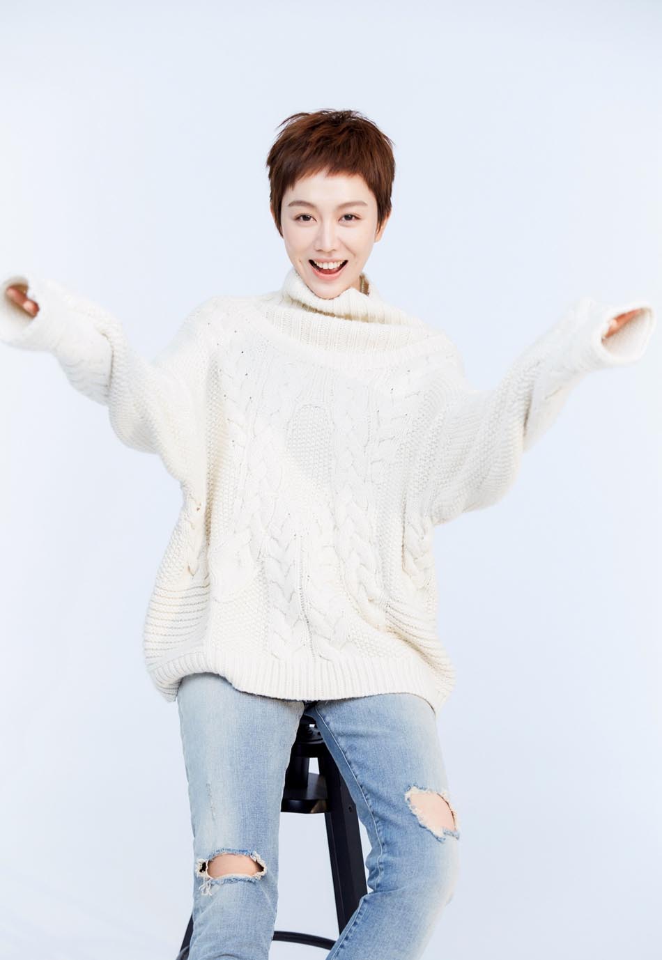 演员姜妍冬日时尚写真照 甜美笑容亲切可人