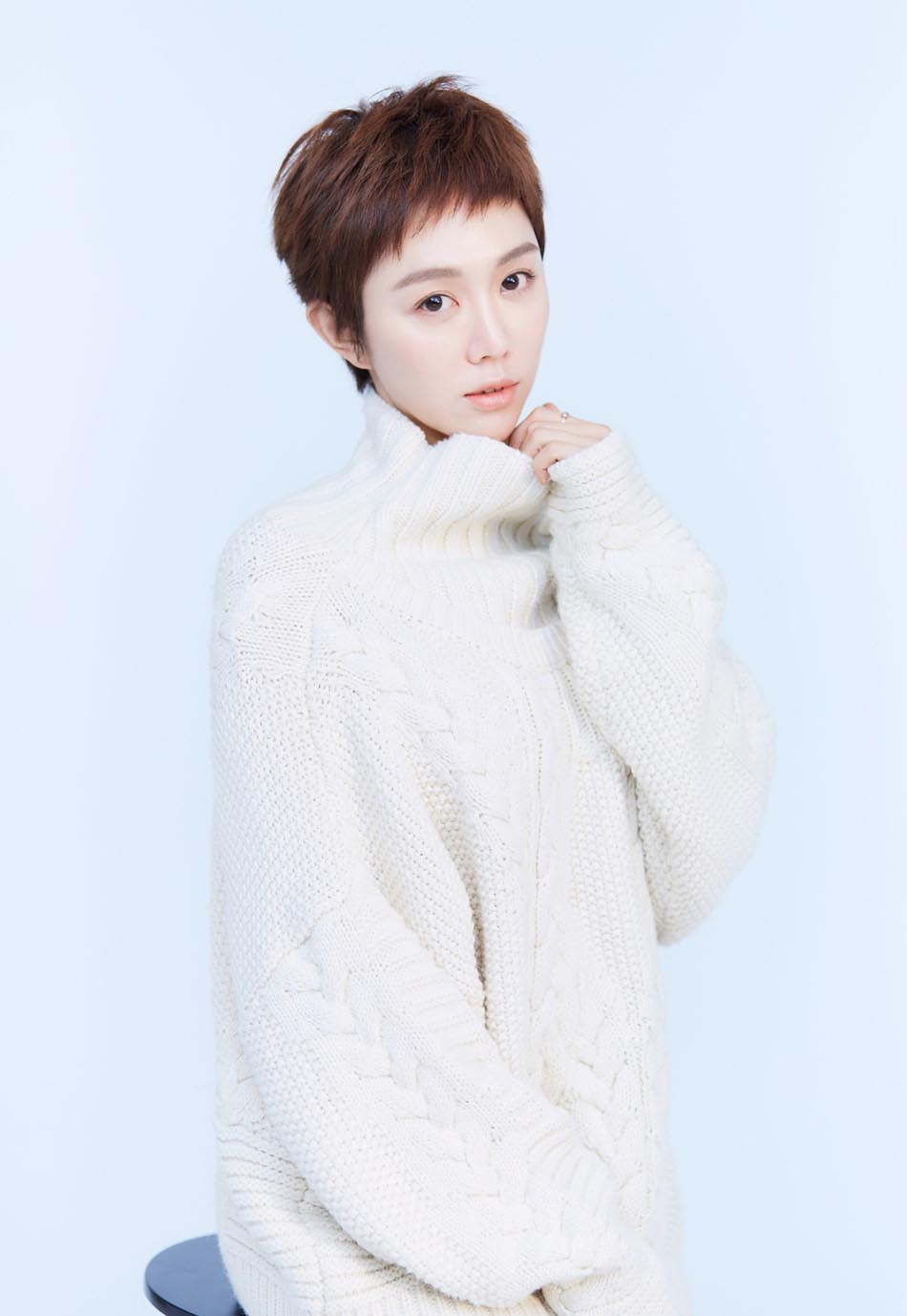 演员姜妍冬日时尚写真照 甜美笑容亲切可人