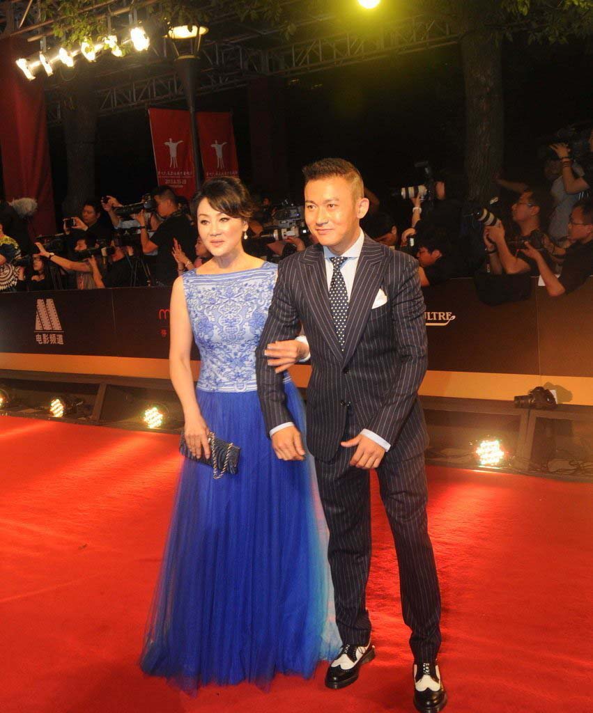 王姬携手聂远齐亮相 上海电影节红毯