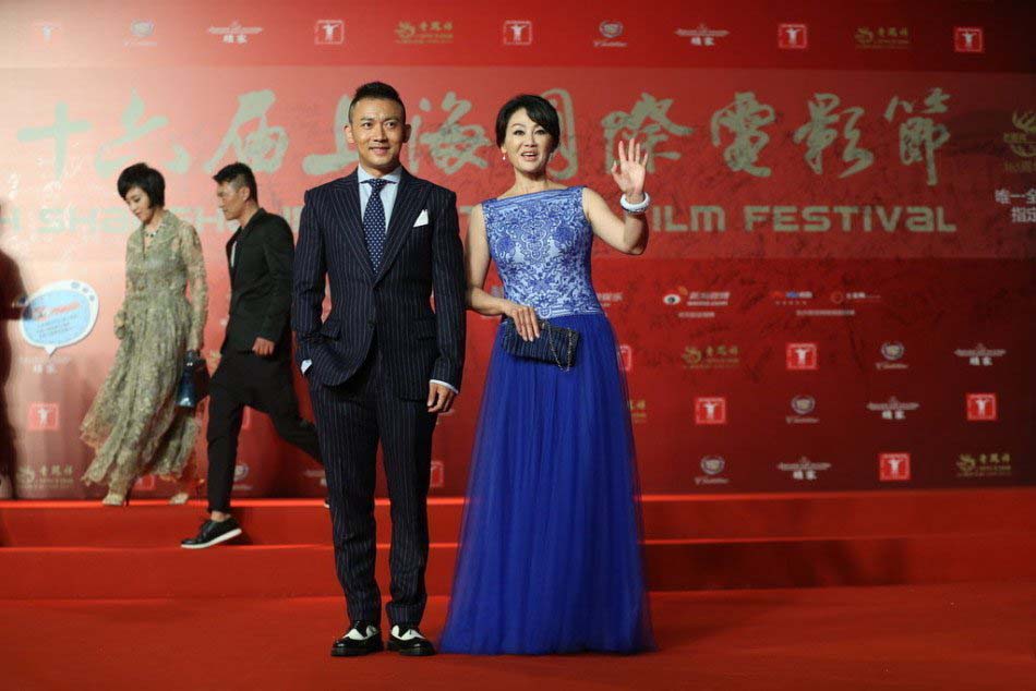 王姬携手聂远齐亮相 上海电影节红毯