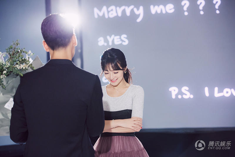 戴向宇陈紫函求婚视频温馨感人 12月9号在西班牙大婚