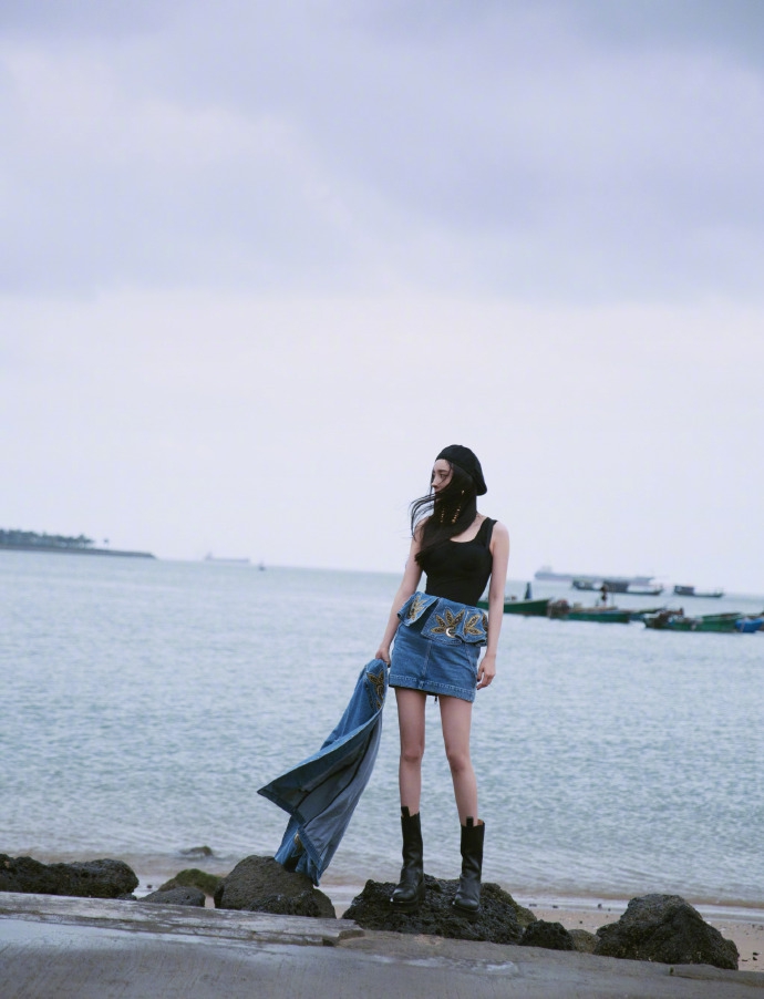 杨幂蓝色牛仔套装搭配黑色工字背心潮酷复古海边写真