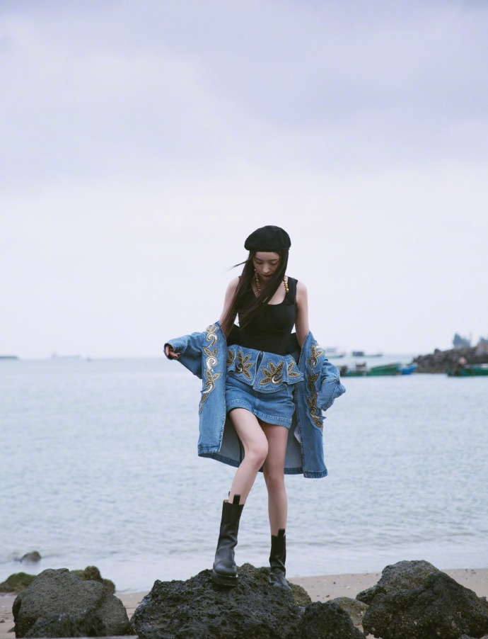 杨幂蓝色牛仔套装搭配黑色工字背心潮酷复古海边写真