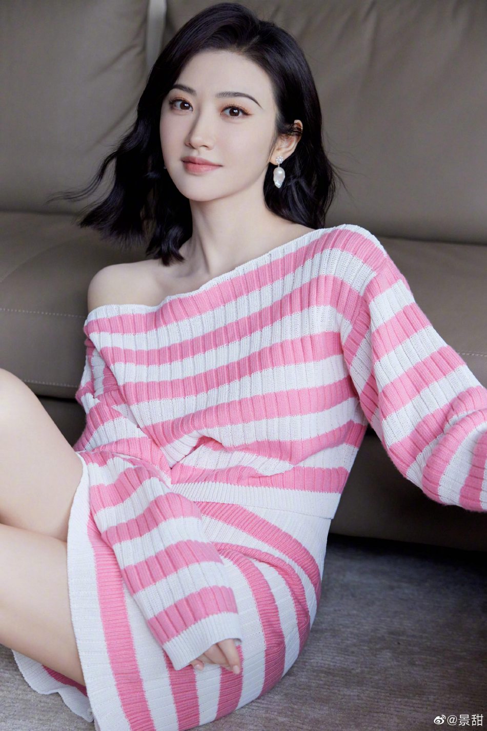 景甜粉白条纹针织短裙套装写真