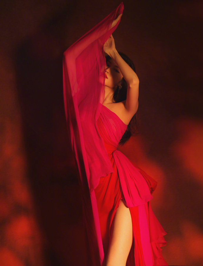 何穗桃红色高开叉纱裙凸显完美比例时尚先生盛典写真