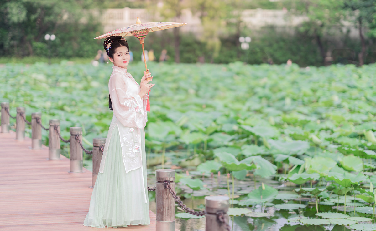 荷塘池旁古装美女透视白纱长裙优雅文艺图片