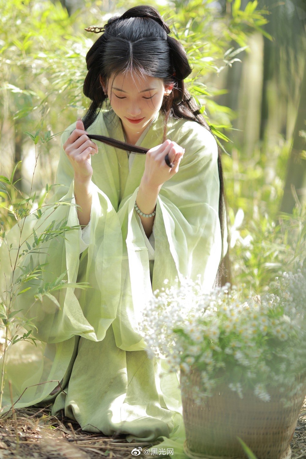 竹林中的汉服少女采摘草药图片