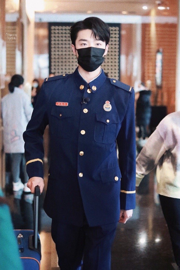 张嘉元《一往无前的蓝》消防员制服造型饭拍图