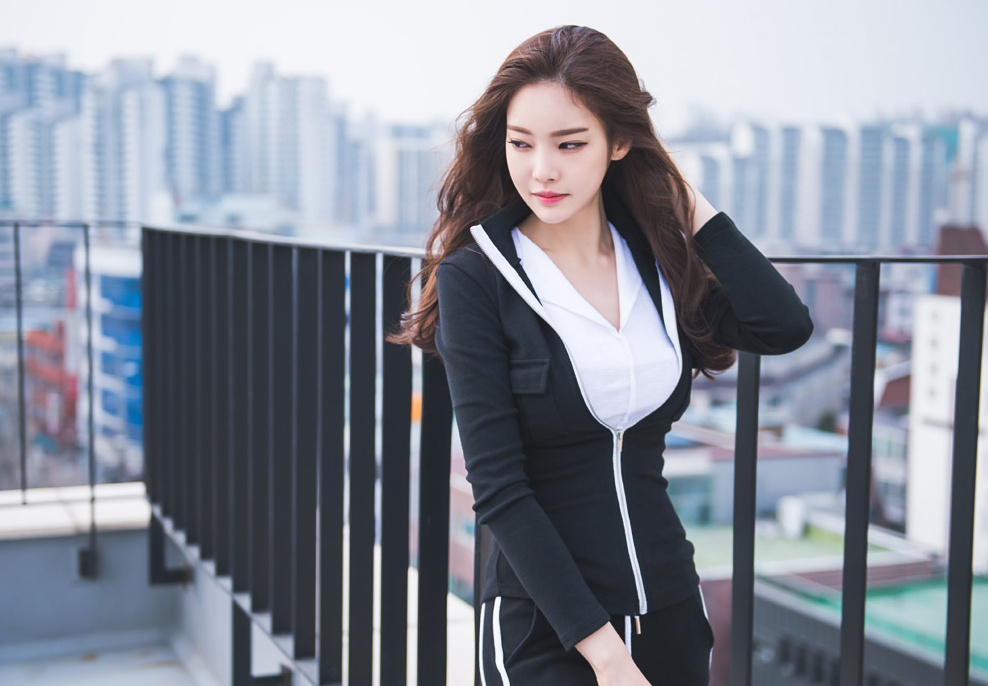穿运动休闲服的韩国美女模特