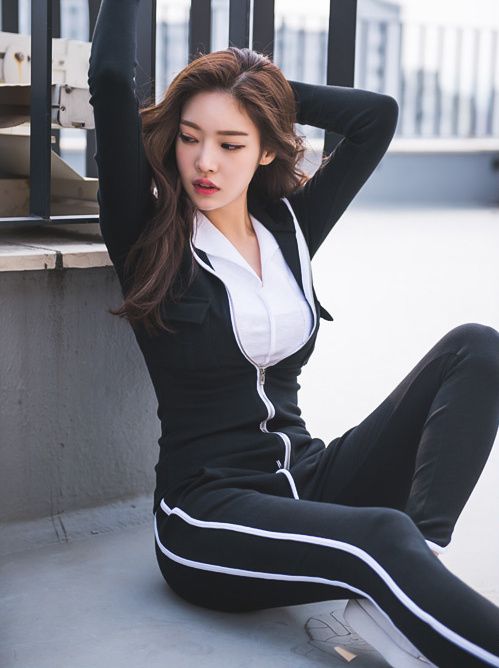 穿运动休闲服的韩国美女模特