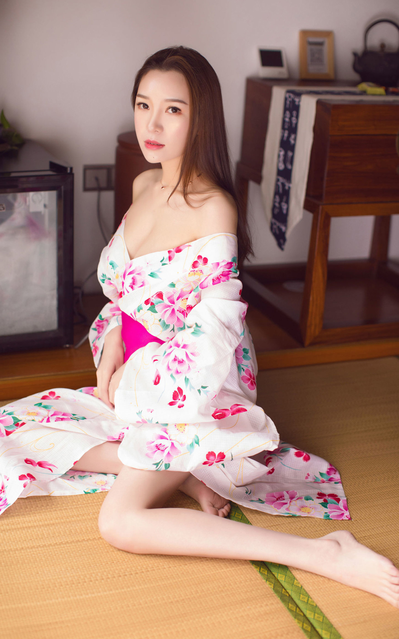 日韩系和服美女香肩半裸乳沟迷人诱惑私房照