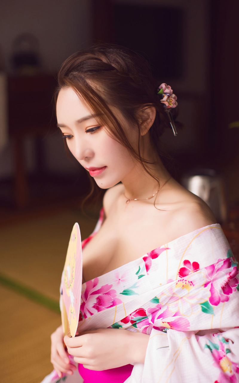 日韩系和服美女香肩半裸乳沟迷人诱惑私房照