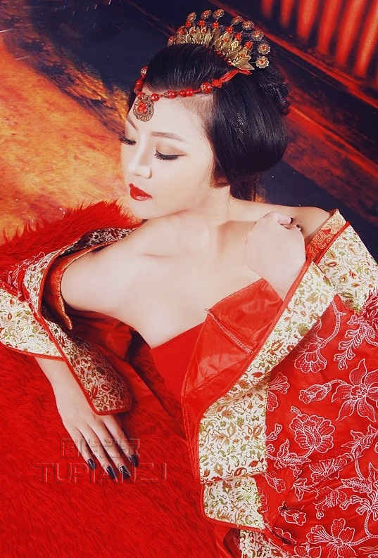 性感古典红衣女子图片 红唇诱惑迷人