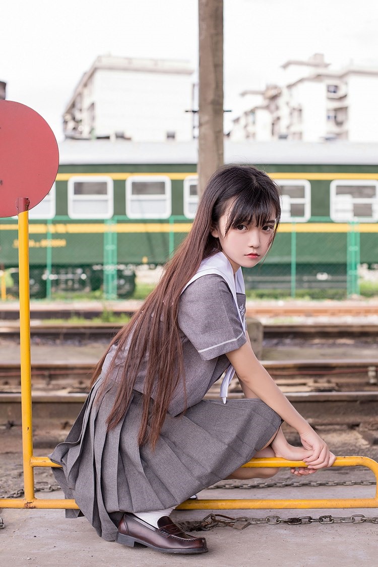 户外车轨道上的美少女日系清纯水手服可爱养眼写真