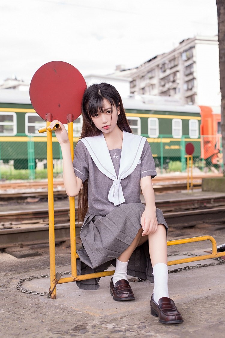 户外车轨道上的美少女日系清纯水手服可爱养眼写真
