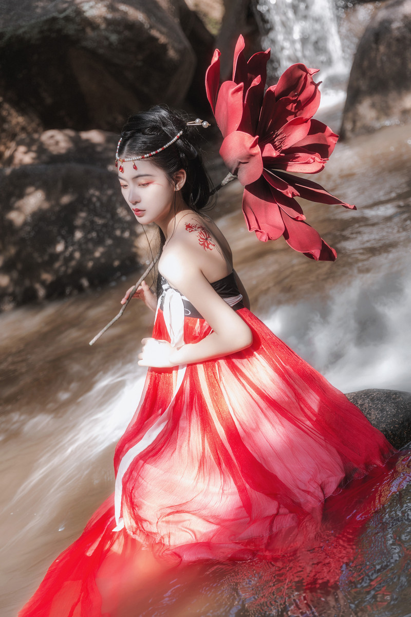 艳红的山水古装美女露肩白皙惹火天然造型写真图片