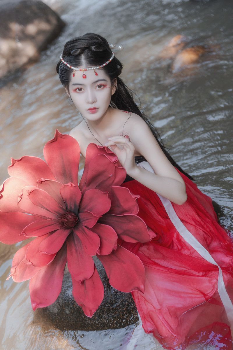 艳红的山水古装美女露肩白皙惹火天然造型写真图片