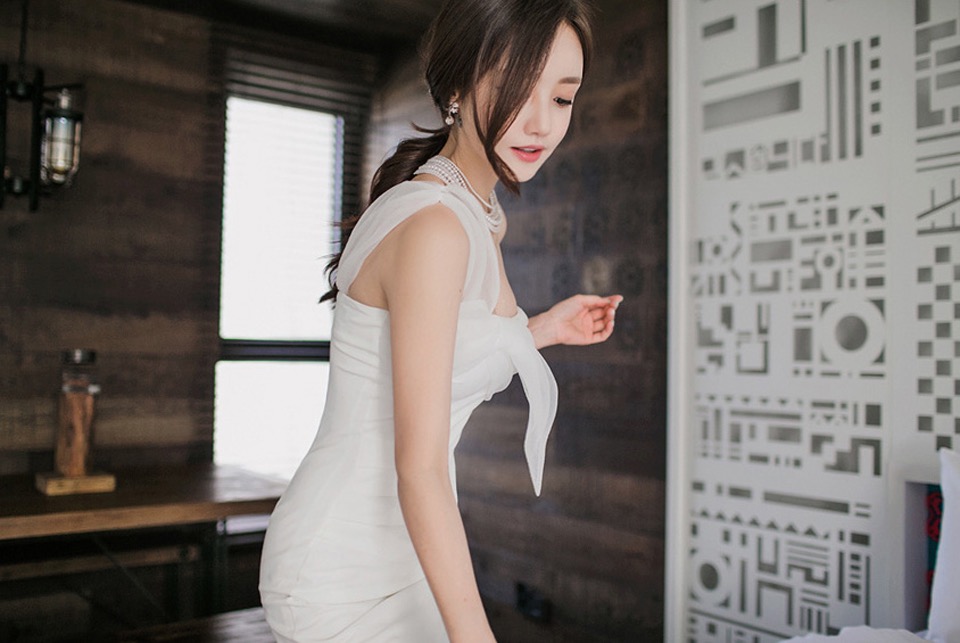 韩国漂亮美女模特超短抹胸写真