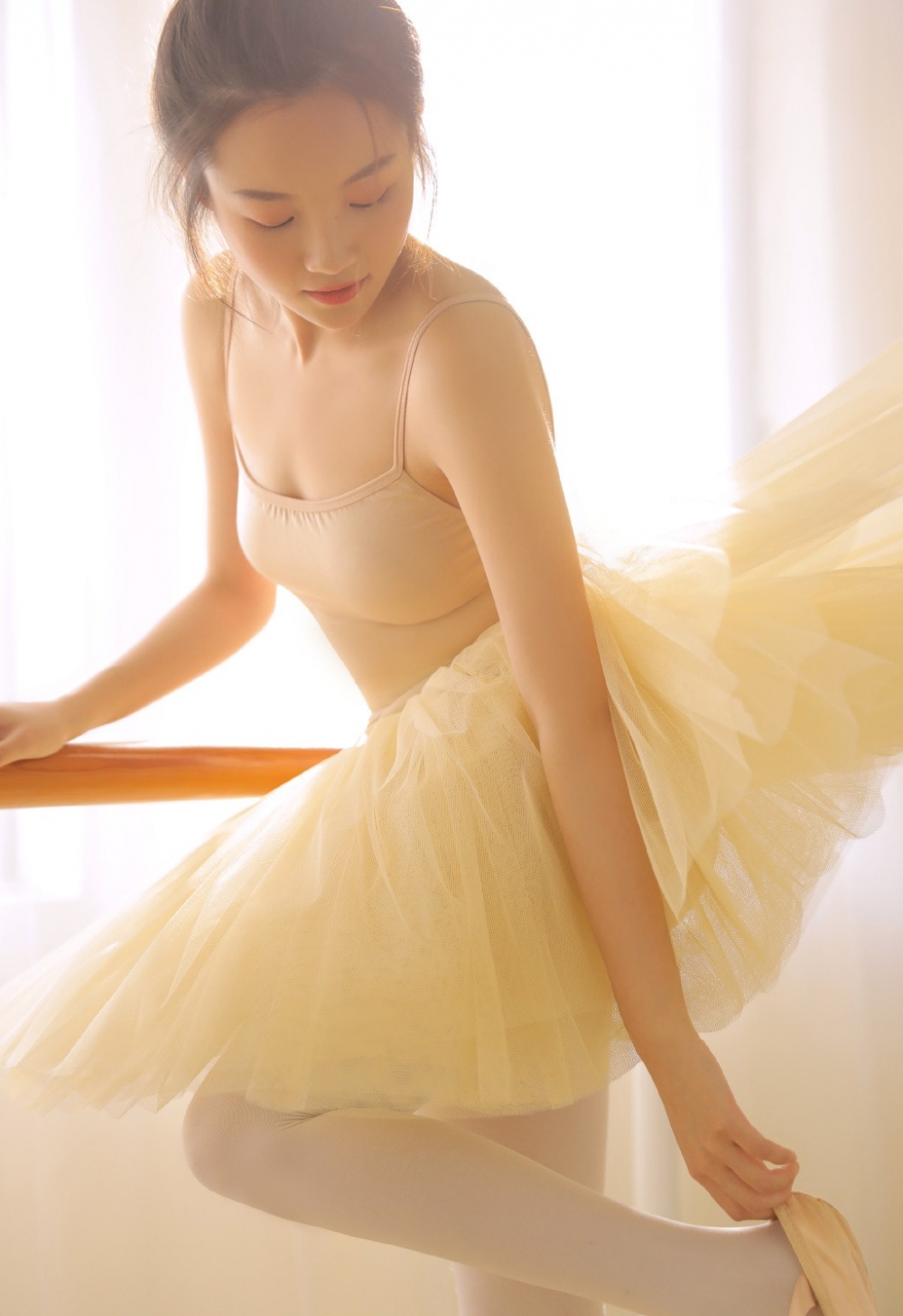 年轻的舞蹈美女老师露背白丝玉足美腿写真图片