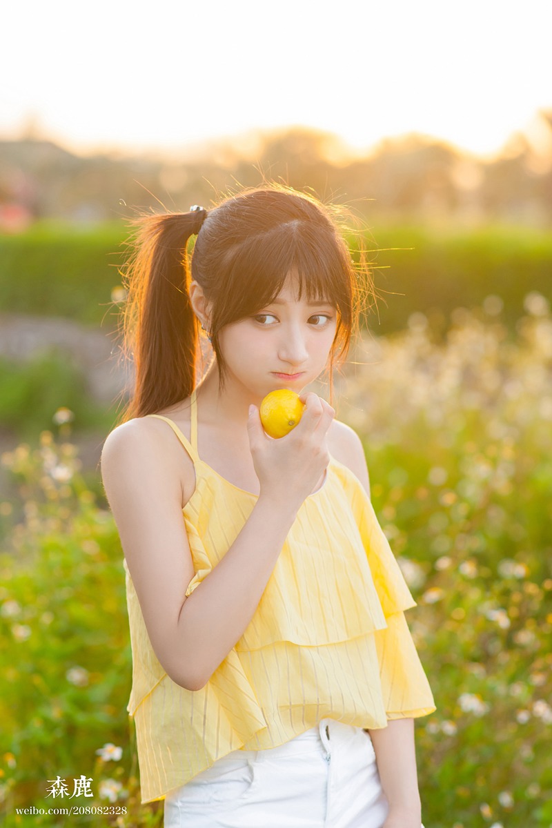 大眼漂亮女孩与柠檬的夏天